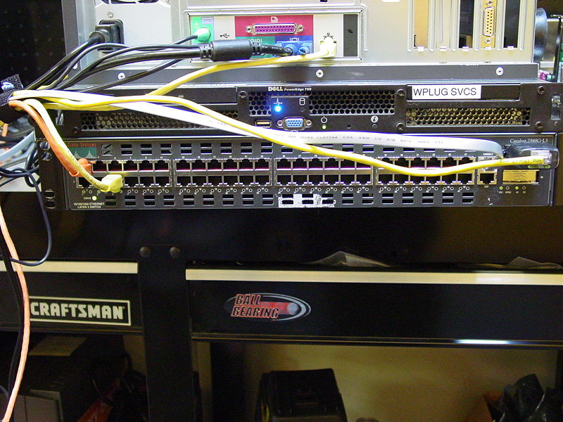 File:Wplug installfest servicesHardare 2009CFIPowerEdgeCisco.jpg
